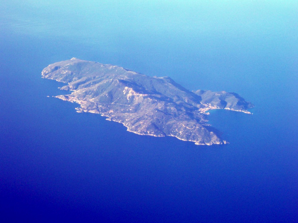 Aerial_view_of_Isola_del_Giglio_2006-06-04